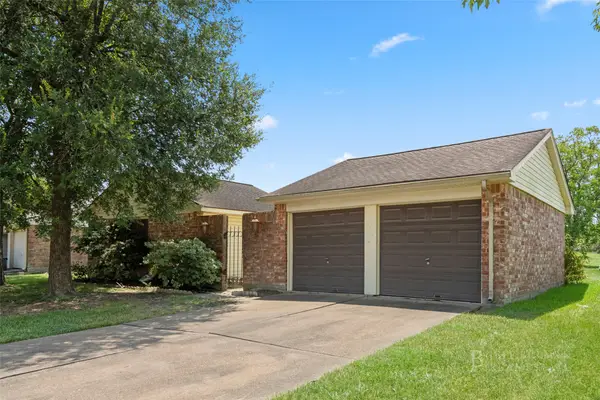 422 W Castle Harbour Drive, Friendswood, TX 77546