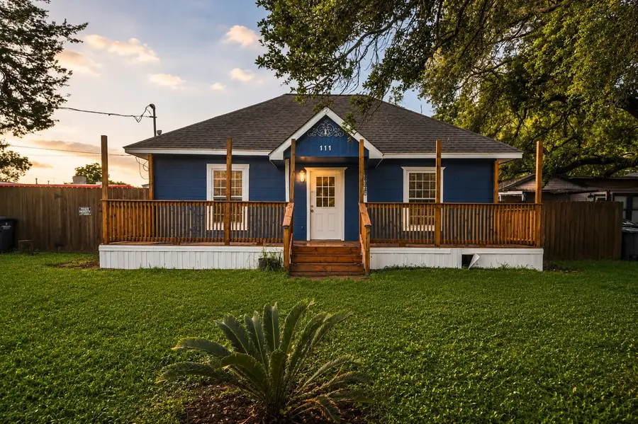 111 E Southland Avenue, Alvin, TX 77511 - #2