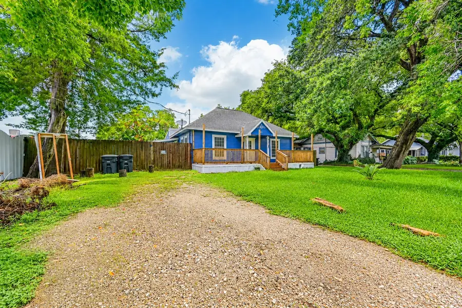 111 E Southland Avenue, Alvin, TX 77511 - #3