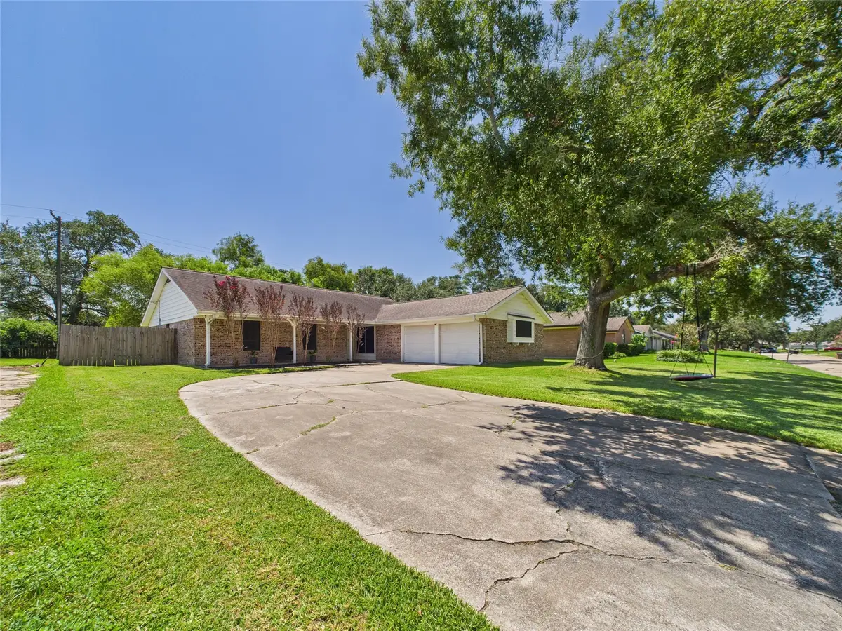 5004 Live Oak Drive, Dickinson, TX 77539 - Image #1