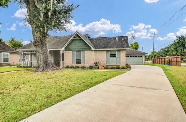 102 Raintree Lane, Lake Jackson, TX 77566