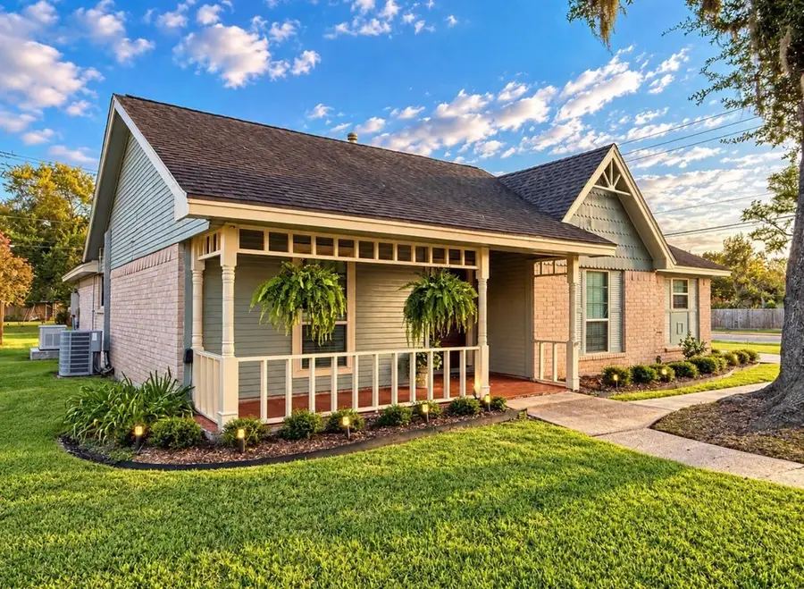 102 Raintree Lane, Lake Jackson, TX 77566 - #2