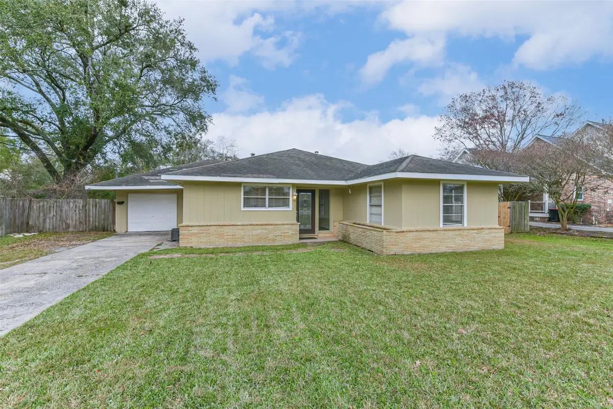 405 N Burnett Drive, Baytown, TX 77520 - Image #1