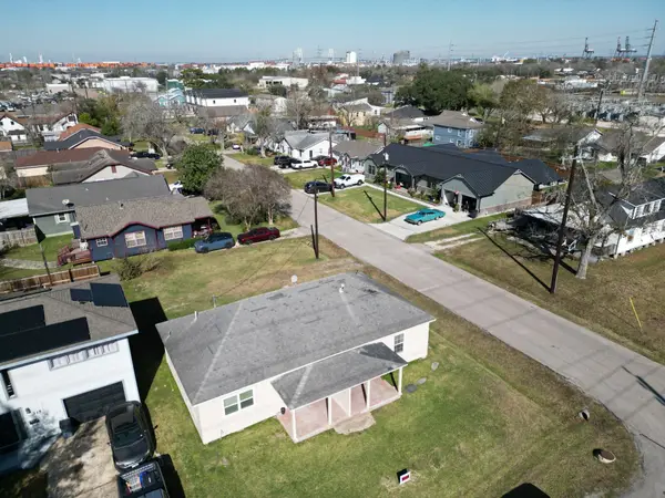 319 E B Street Street, La Porte, TX 77571