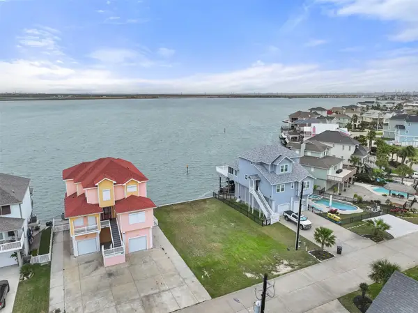 1618 Windsong Way, Tiki Island, TX 77554