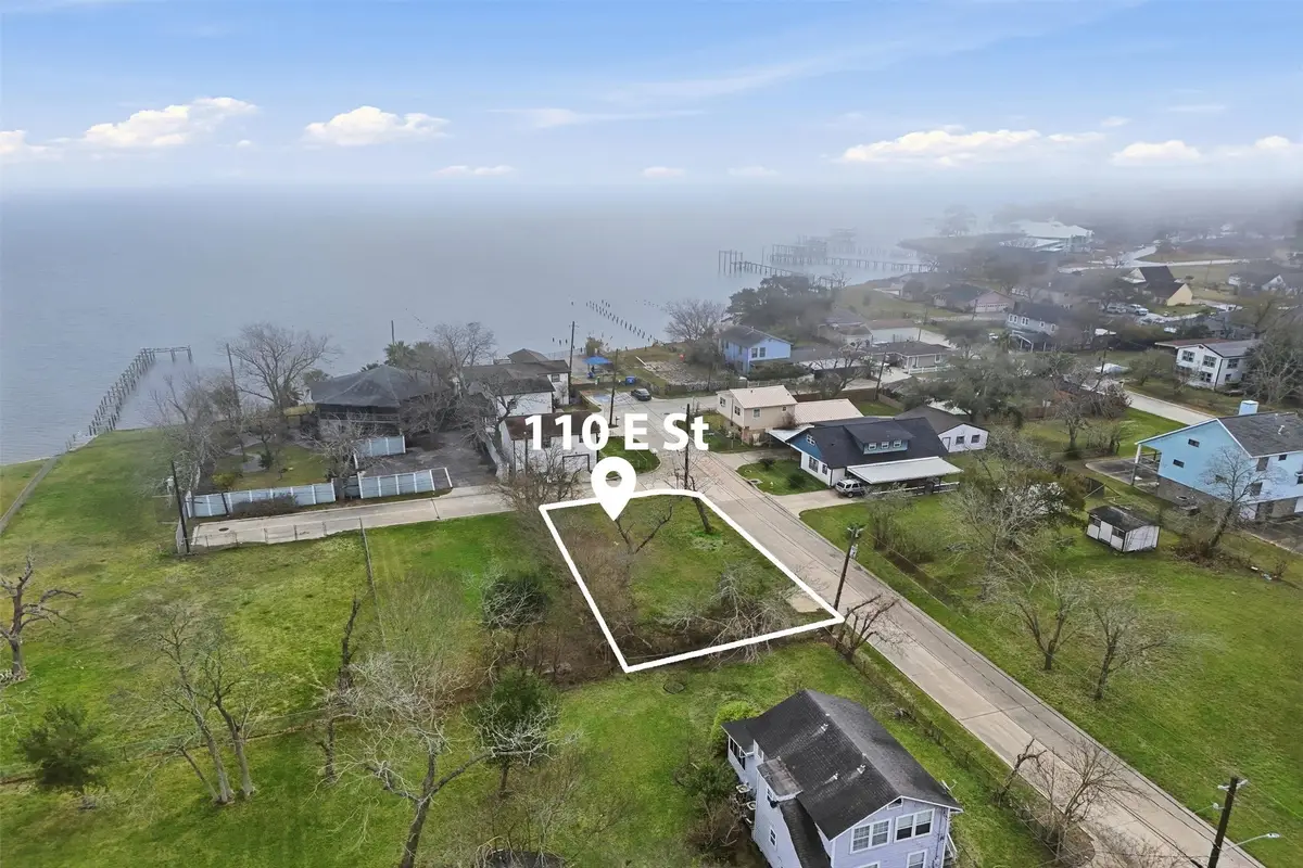 110 W E Street, La Porte, TX 77571 - #1