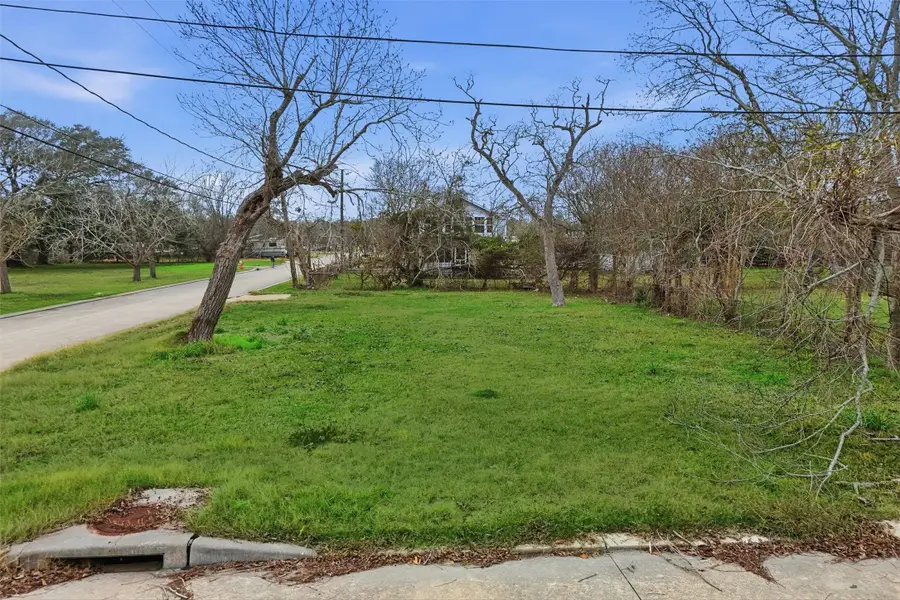 110 W E Street, La Porte, TX 77571 - #3