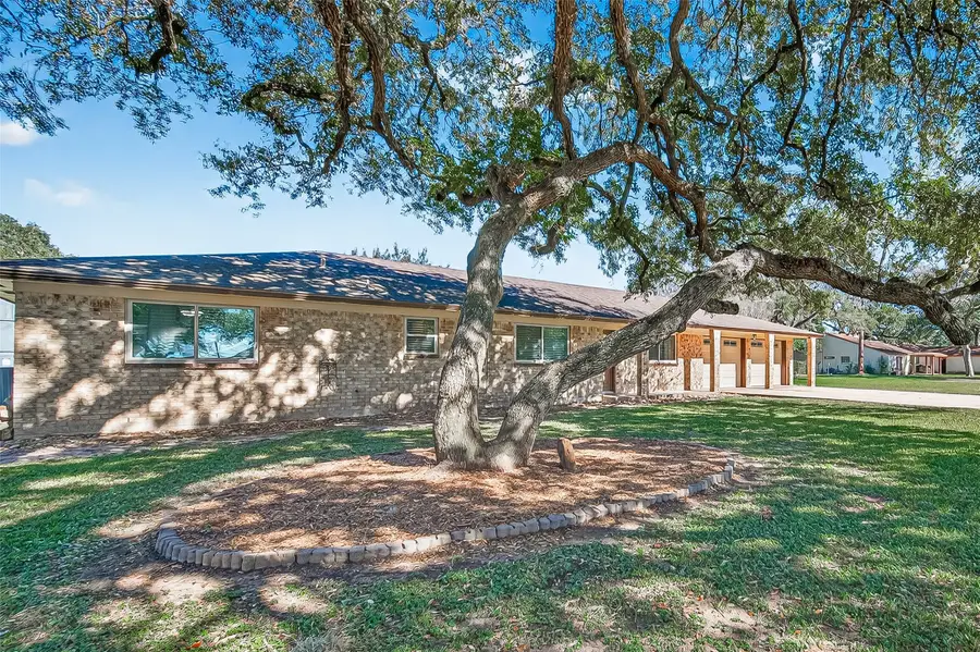 302 Jay Street, Boling, TX 77420 - #2