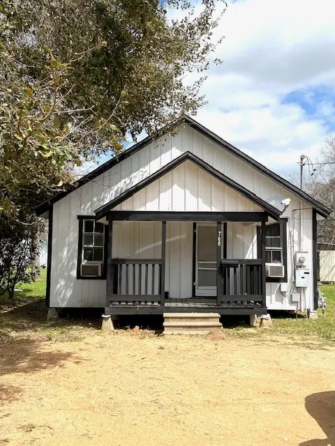 708 N Wharton Street, El Campo, TX 77437