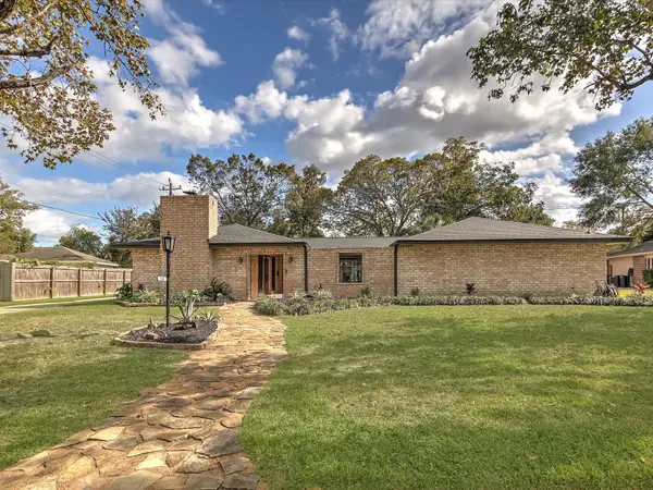 1426 Antigua Lane, Nassau Bay, TX 77058