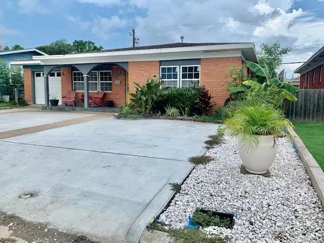 1114 Bayou Circle, Galveston, TX 77551 - Image #1