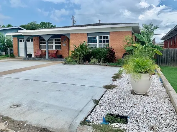 1114 Bayou Circle, Galveston, TX 77551