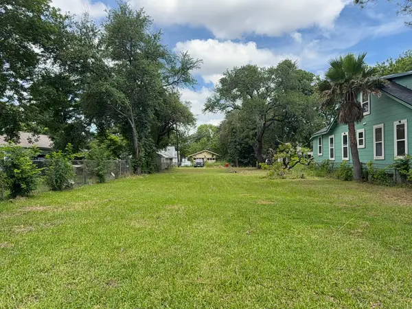 22 5th Avenue N, Texas City, TX 77590