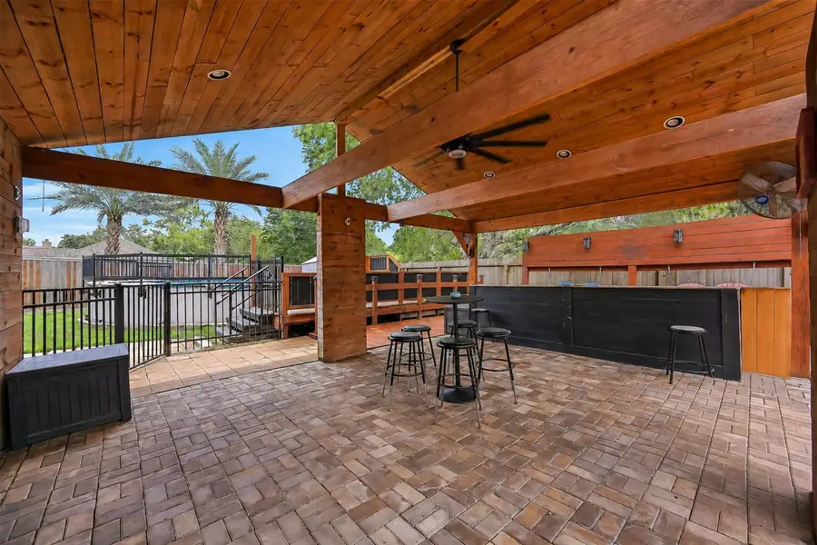 1018 Londonderry Avenue, Friendswood, TX 77546 - #2