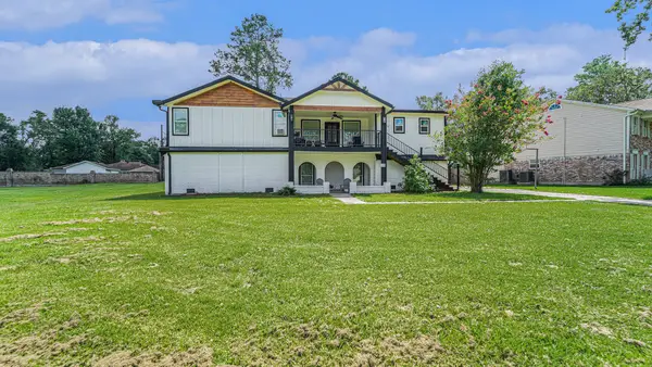 302 Brook Hollow Drive, Conroe, TX 77385