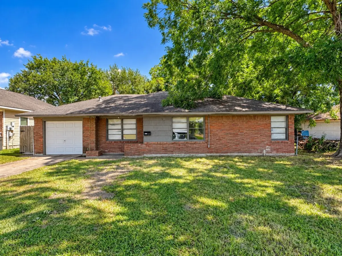208 S Sparrow Way, Texas City, TX 77591 - #1