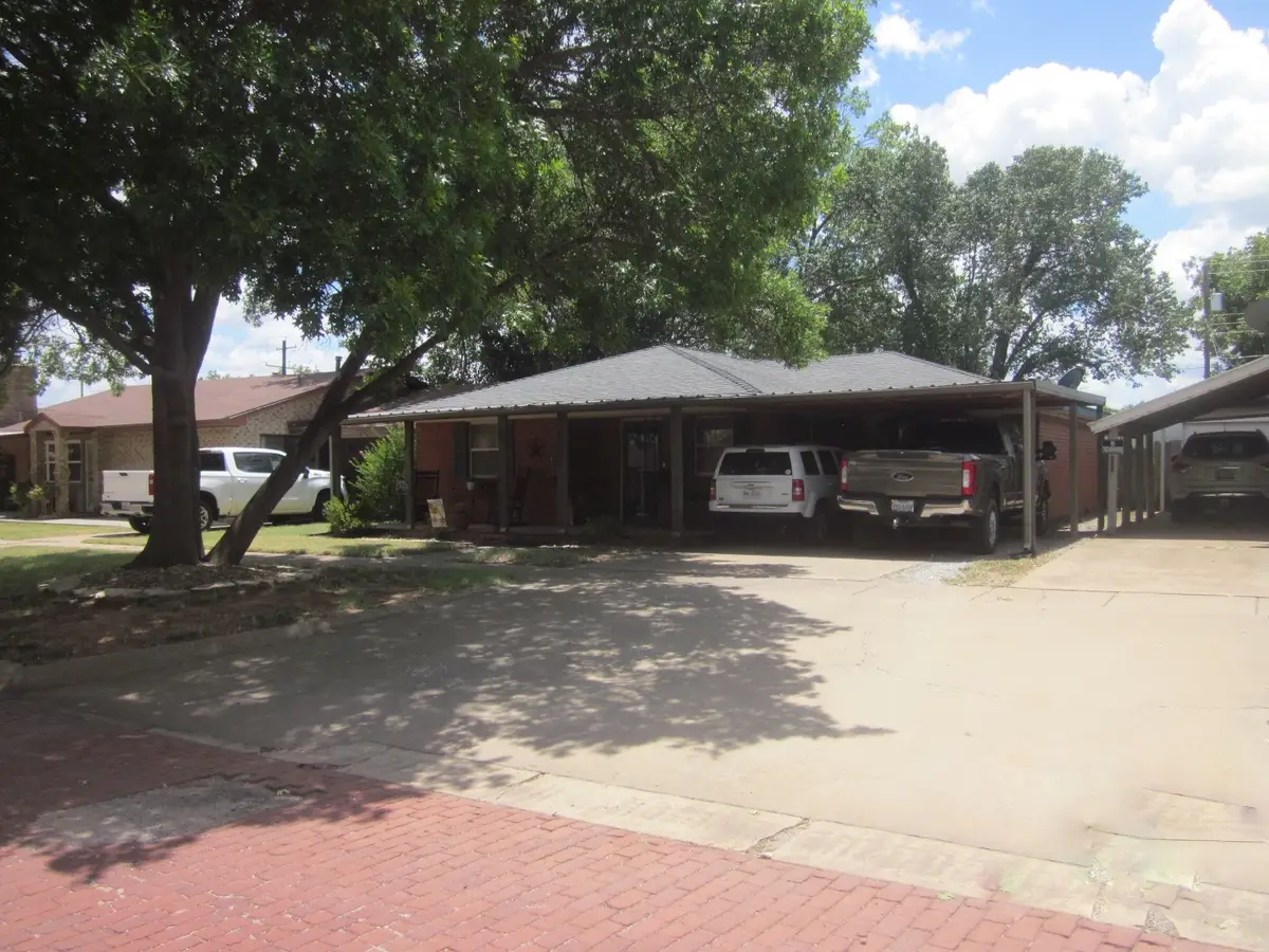 307 Avenue G Nw, Childress, TX 79201 - #1