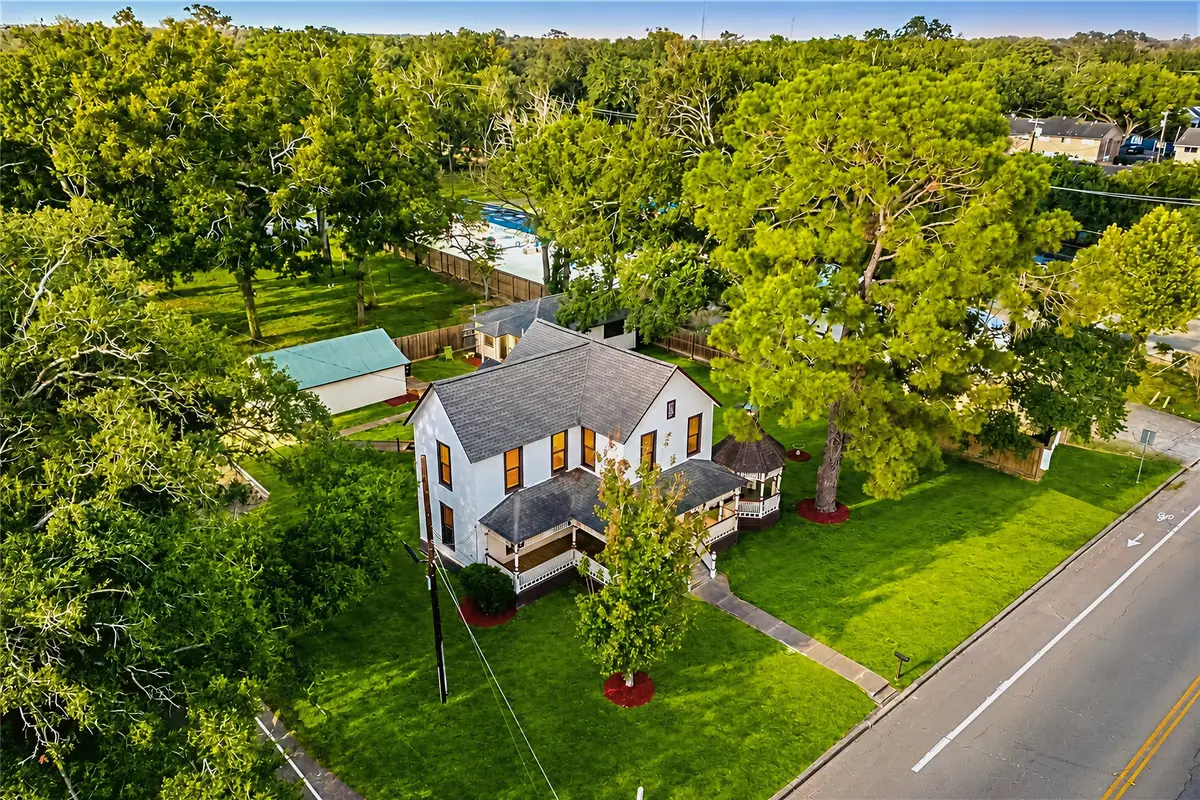 816 W Adoue Street, Alvin, TX 77511 - #1