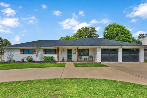 207 Briar Ridge Drive, Bellville, TX 77418