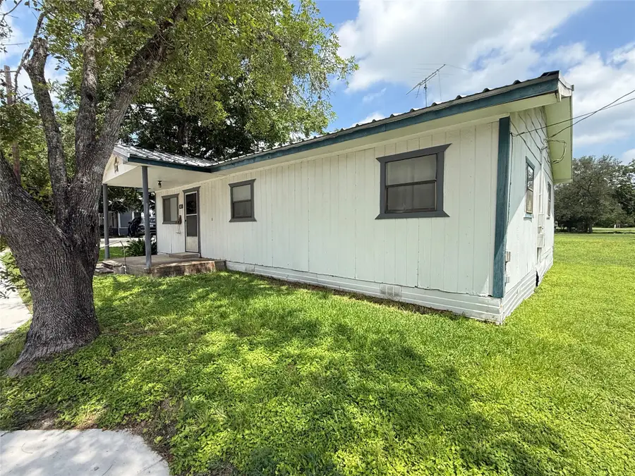 603 E North Main Street, Flatonia, TX 78941 - #2