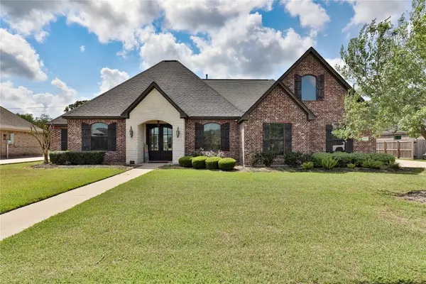 717 Rustic Oaks Drive, Angleton, TX 77515