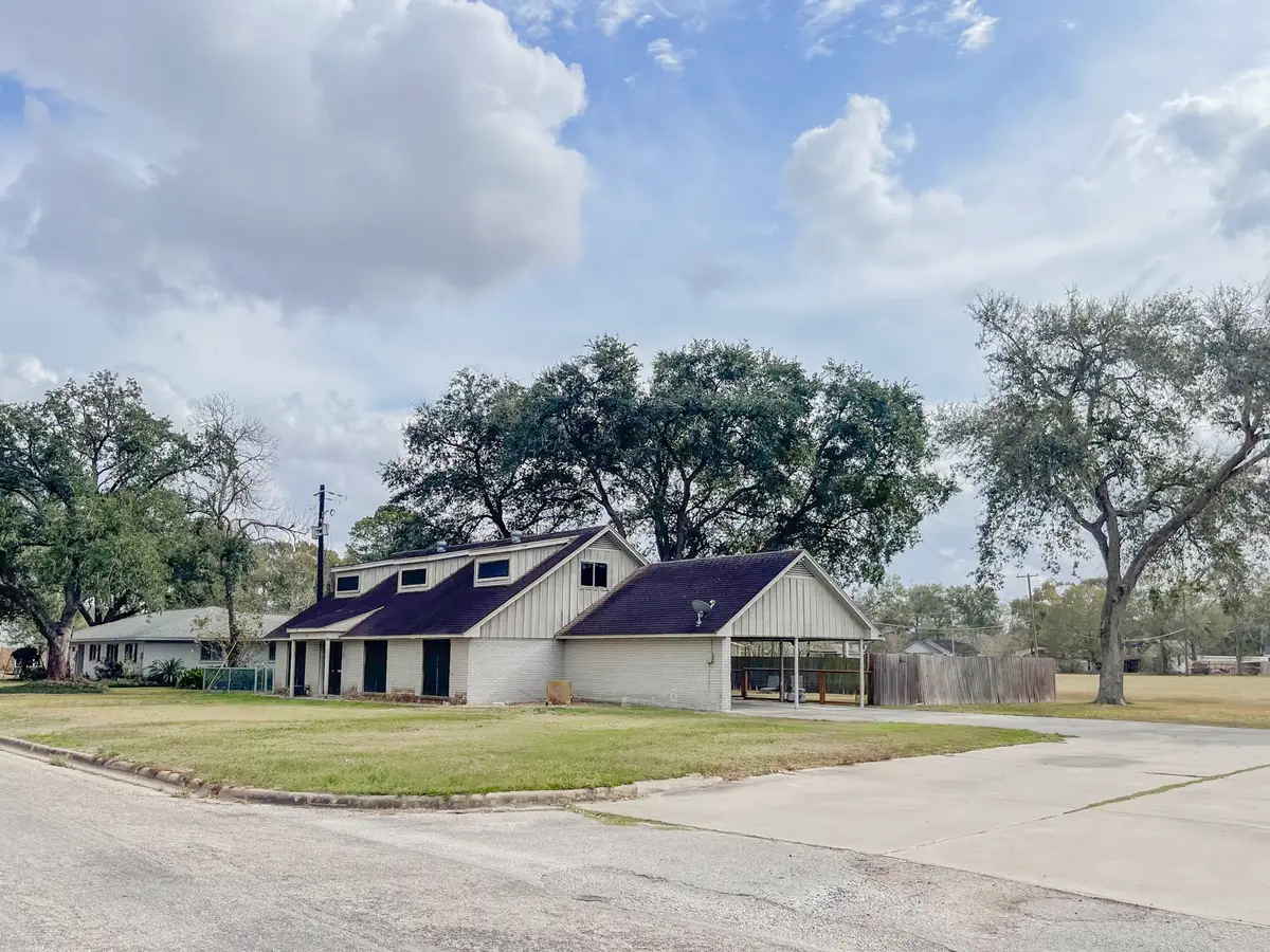 905 Center Street, El Campo, TX 77437 - Image #1