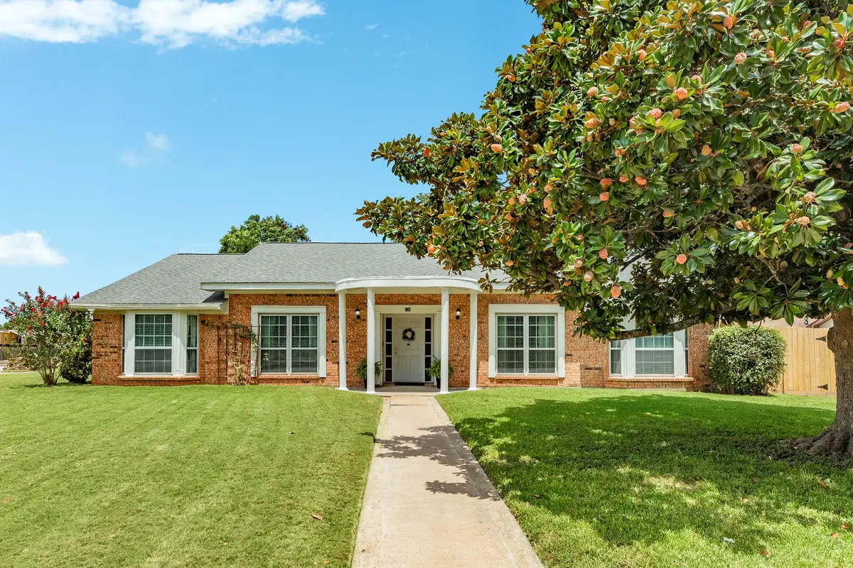 136 Tamarisk Trail, Lake Jackson, TX 77566 - #1
