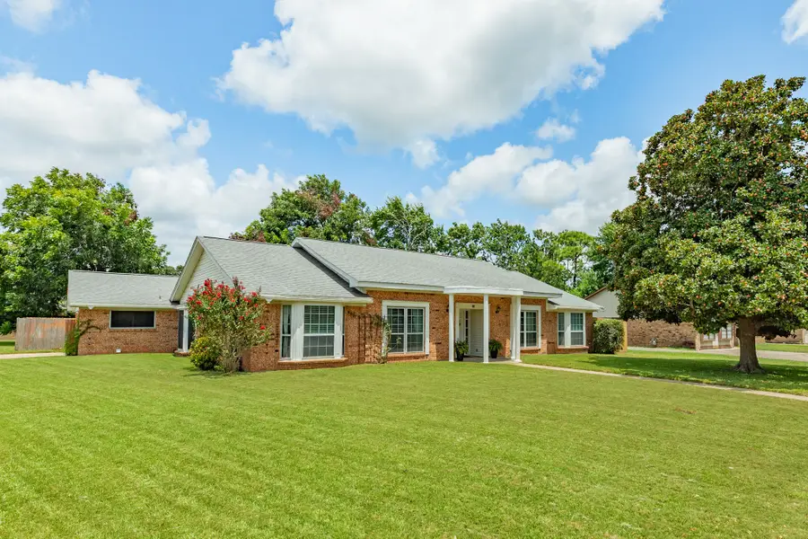 136 Tamarisk Trail, Lake Jackson, TX 77566 - #3