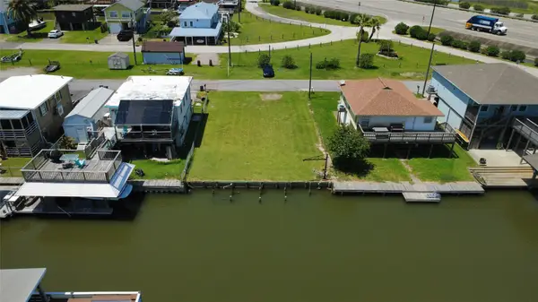 28 Lakeside Drive, Hitchcock, TX 77563