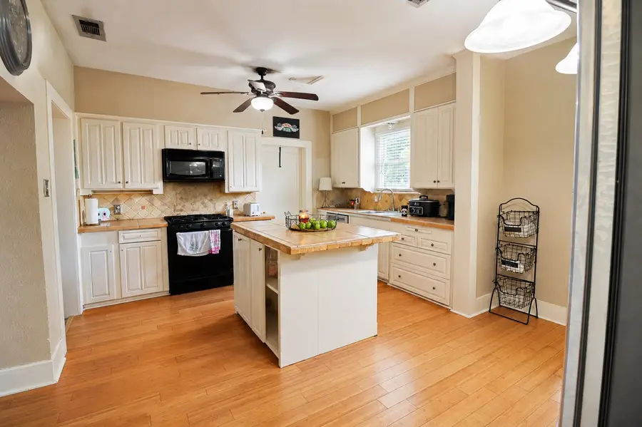 315 S Johnson Street, Alvin, TX 77511 - #2