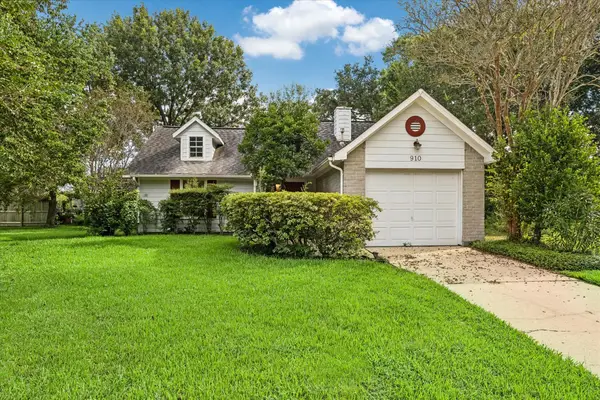 910 Country Place Blvd, Pearland, TX 77584