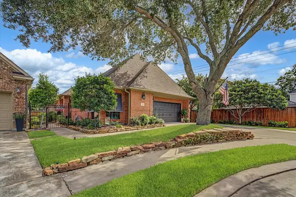 22 Red Oak Court, Lake Jackson, TX 77566