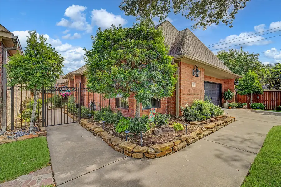 22 Red Oak Court, Lake Jackson, TX 77566 - #2