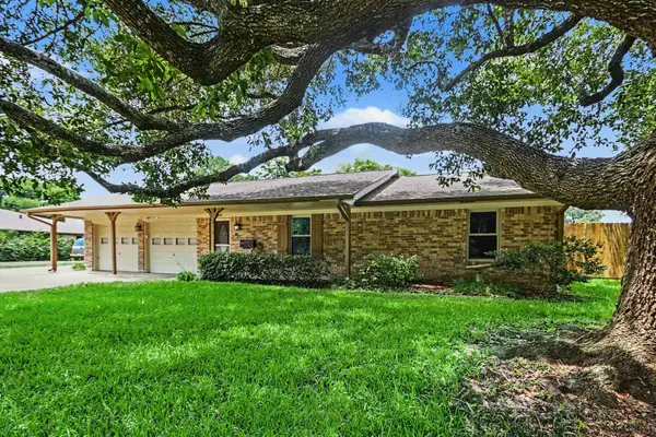 913 Cannan Drive, Angleton, TX 77515
