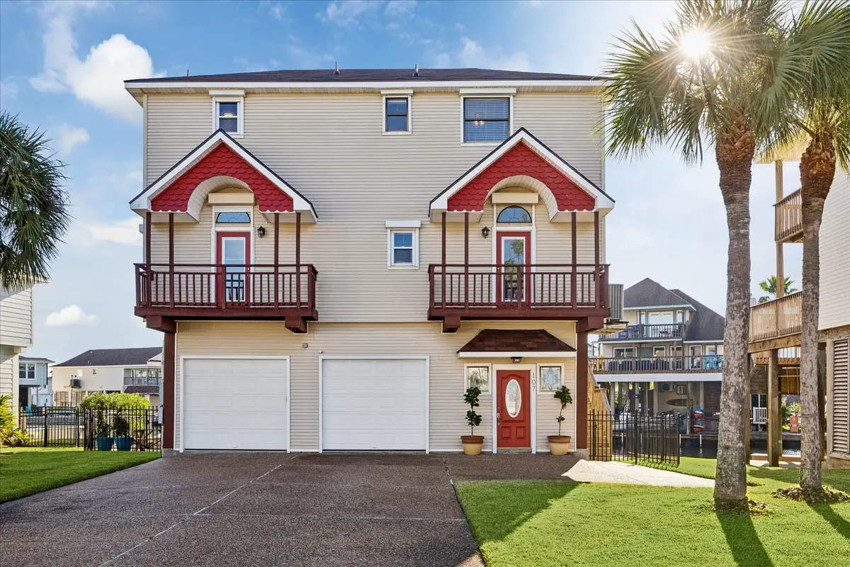 107 Bamaku Bend, Tiki Island, TX 77554 - Image #1