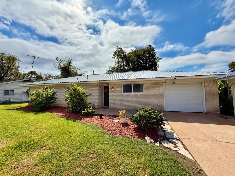 809 E Hamilton Street, West Columbia, TX 77486 - #3