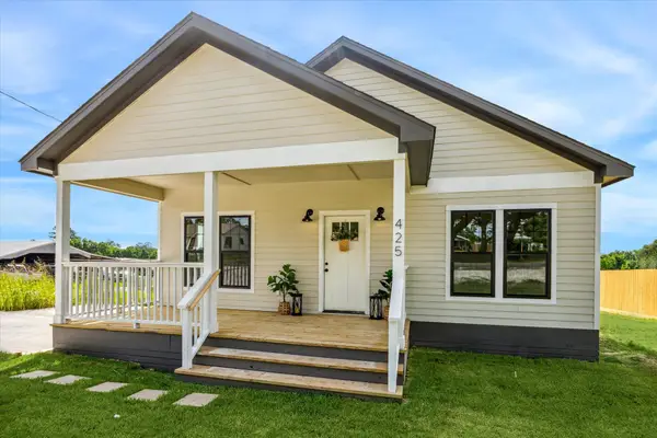 425 N Holland, Bellville, TX 77418