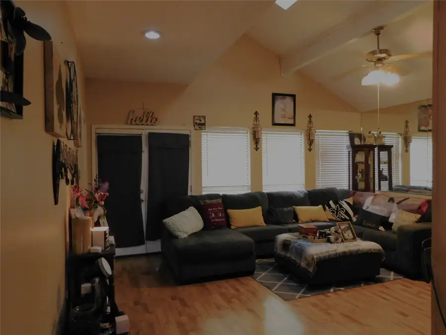 3870 Heatherwood Drive, Beaumont, TX 77706 - Image #3