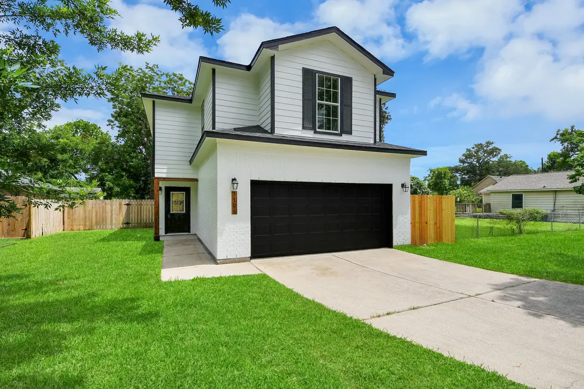 1105 E Kyle Road, Clute, TX 77531 - #1