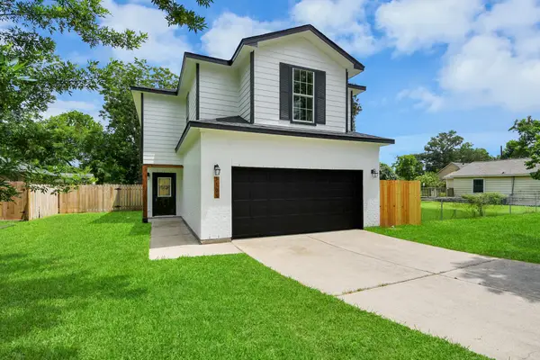 1105 E Kyle Road, Clute, TX 77531