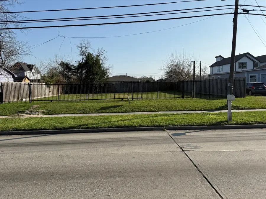 845 & 847 S Victory Drive, Houston, TX 77088 - #3