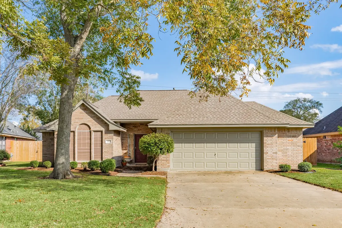 117 Jamestown Avenue, Clute, TX 77531 - Image #1