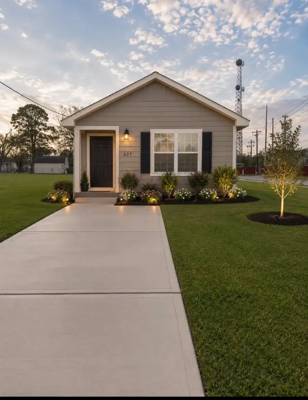 627 W Live Oak Street, Angleton, TX 77515