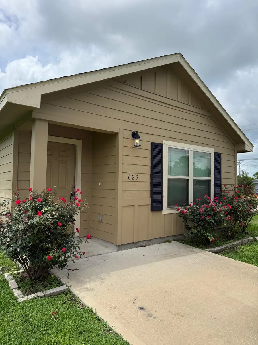 627 W Live Oak Street, Angleton, TX 77515 - #2
