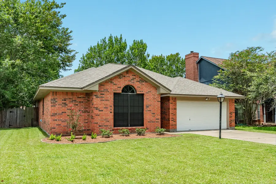 112 Papaya Street, Lake Jackson, TX 77566 - #2
