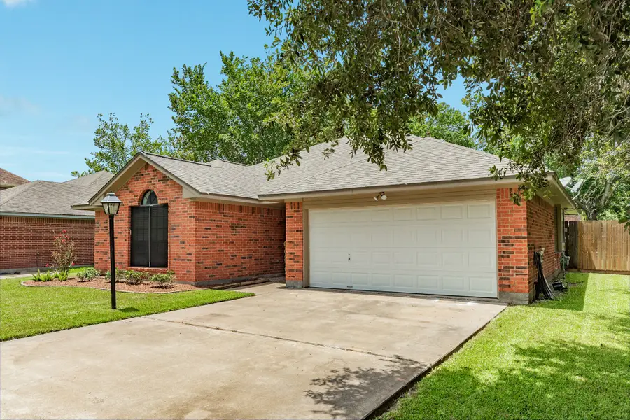 112 Papaya Street, Lake Jackson, TX 77566 - #3