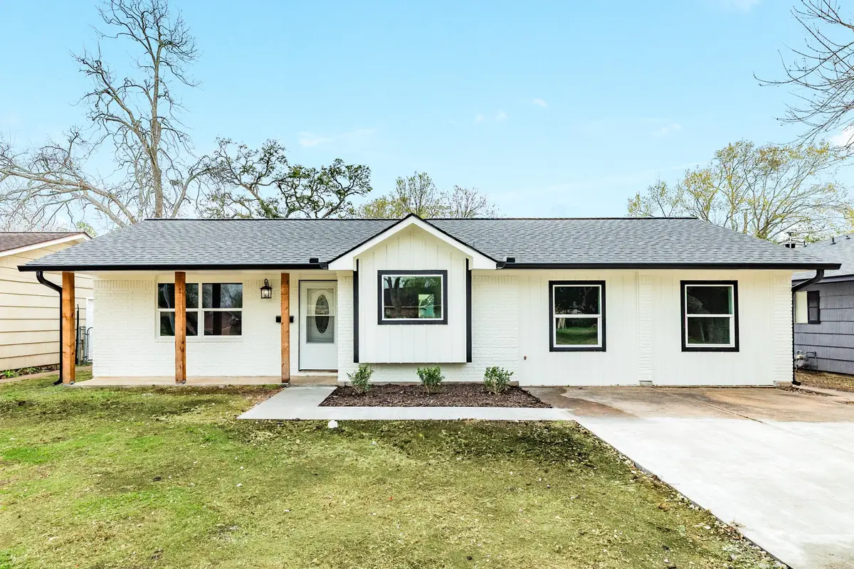 300 N Shanks Street, Clute, TX 77531 - #1