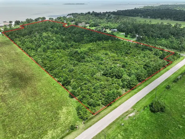 1750 W Bayshore, Anahuac, TX 77514