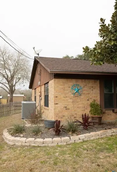 904 Carroll Dr, Yoakum, TX 77995 - #3