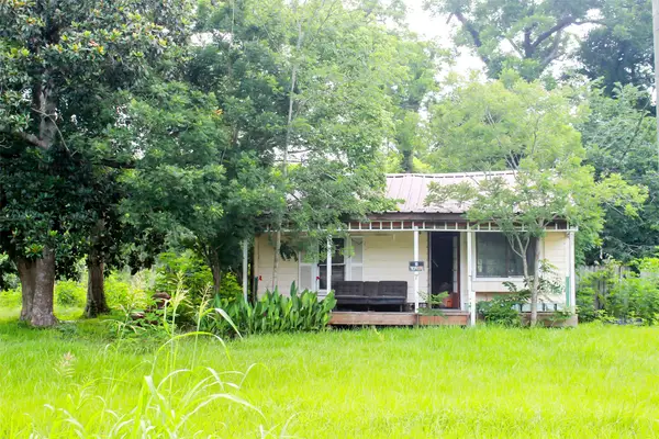 120 Creekside Drive, Angleton, TX 77515